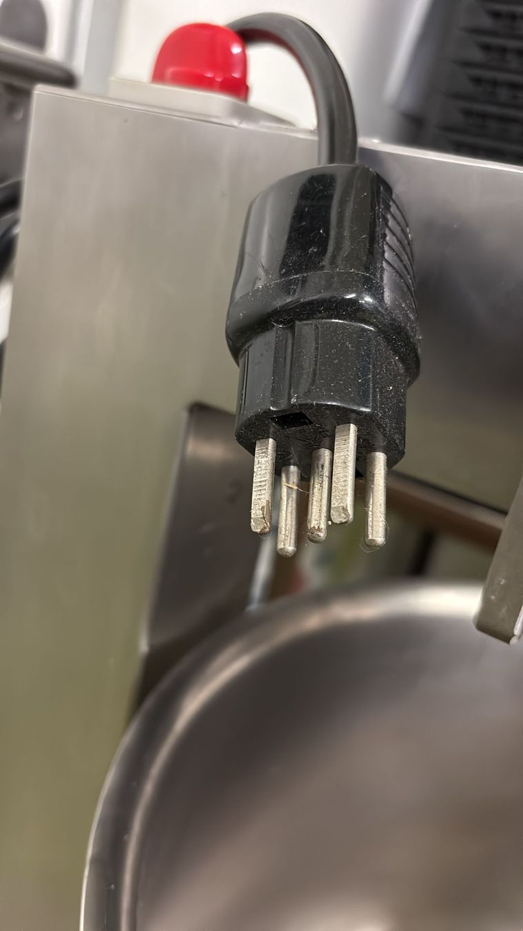 Küchengeräte: Knetmaschine/Rührmaschine – Gebraucht aus Zollikofen von BD3 5