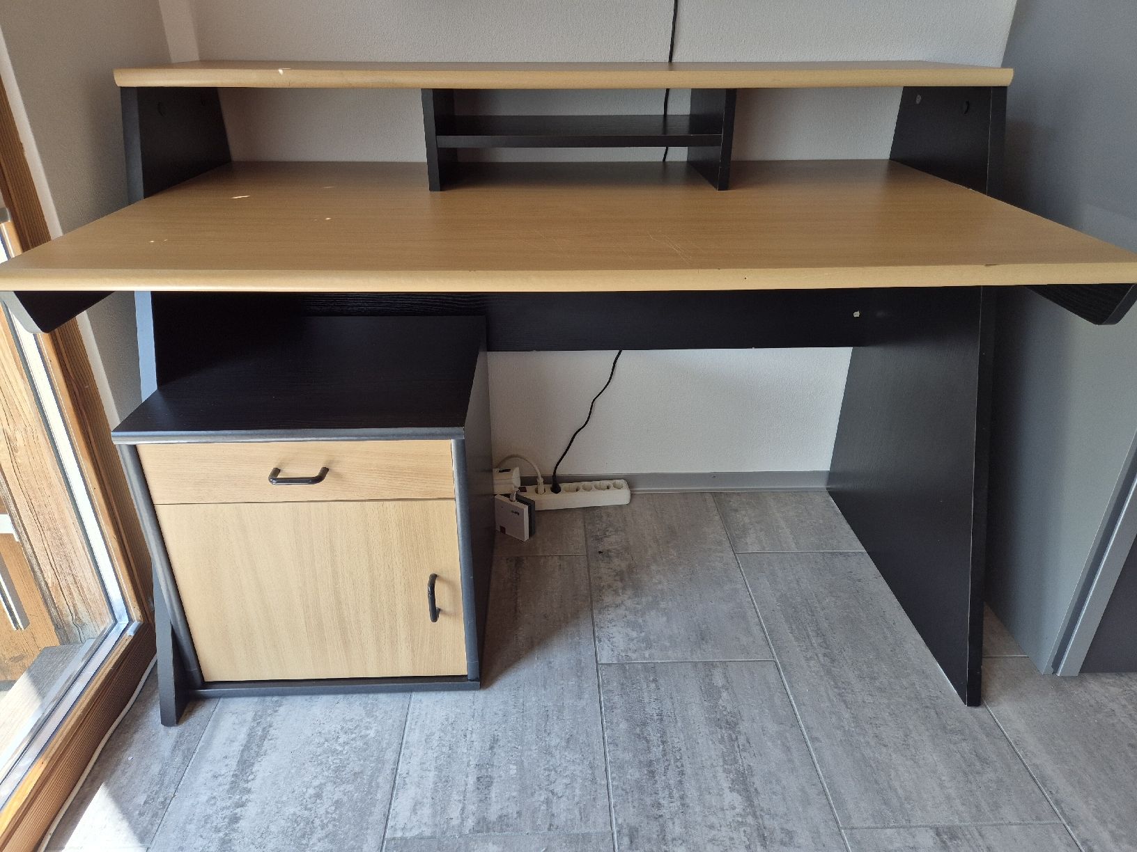 Bureaux: Schreibtisch – D'occasion à Oberhofen Thun'see par RainbowPerfect