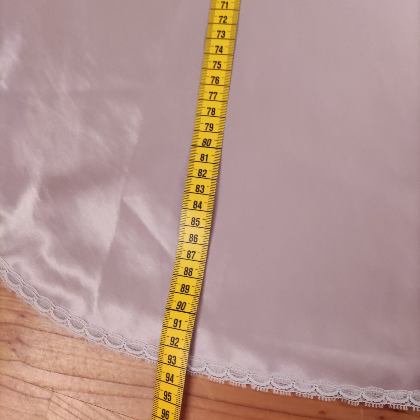 Negligees & Pyjamas: Sara Beth Satin Nachthemd mit zarter Spitze – Gebraucht aus Solothurn von Csw1 5