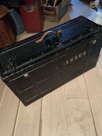 Malle ancienne vintage, parfait pour décorer ou voyager! 🎒