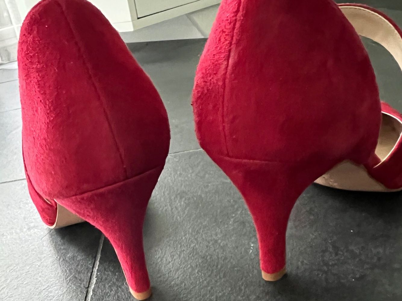 Scarpe da donna: Roter echt Wildleder Pumps Gr. 37 – Nuovo (secondo la descrizione) da Pfäffikon ZH venduto da Ruth8 2