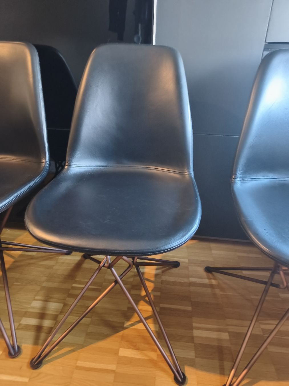 Stühle: 4 hochwertige Design-Stühle im Eames-Style (Eiffel-Base)   – Gebraucht aus Kilchberg ZH von eri_sw8s 5