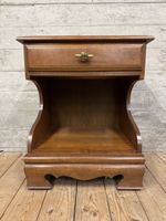 Schöner Nachttisch Massivholz braun Vintage