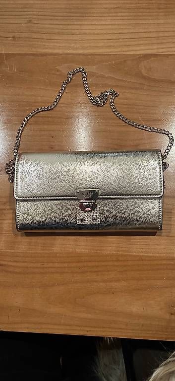 Borse da donna: Bella Borsetta color oro Guess 1981 – Usato da Vaglio venduto da rot_q6t2 1