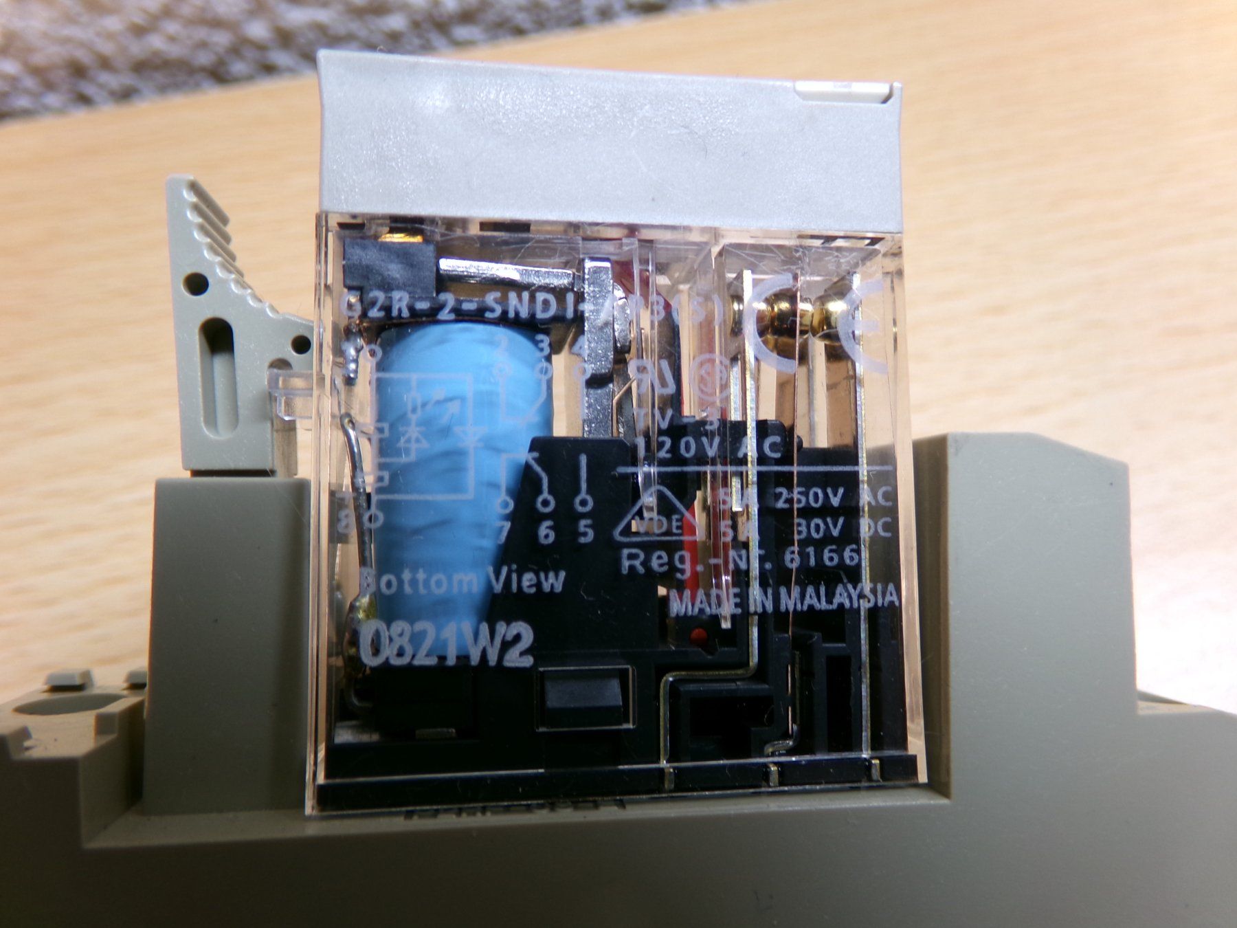 Componenti elettronici: 2St. Relais 24VDC 2xUmschaltkontakt Comat – Usato da Hombrechtikon venduto da Maloev17 6