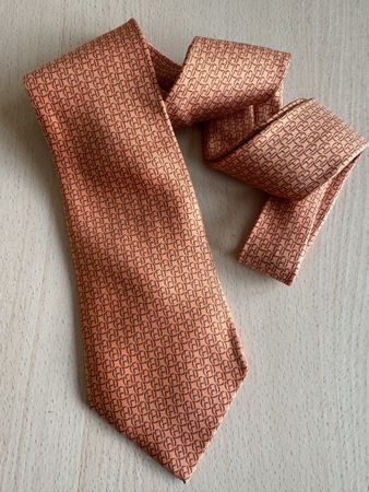 Cravate Hermès 100% Soie, motif H iconique - État neuf!