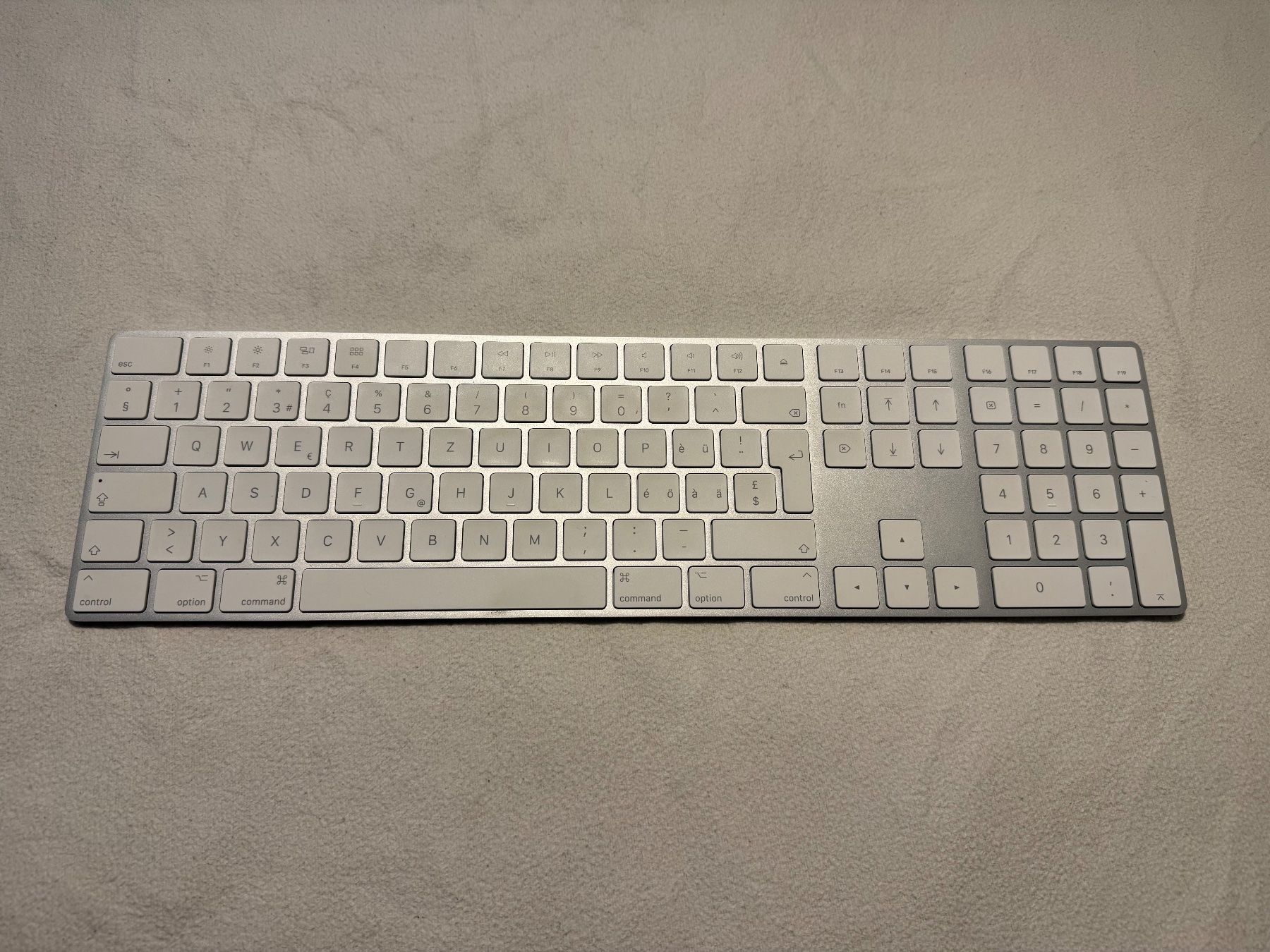 Apple Tastiere: Apple Magic Keyboard mit Ziffernblock, Silber, CH-Layout – Usato da Bern venduto da mat_rl7h