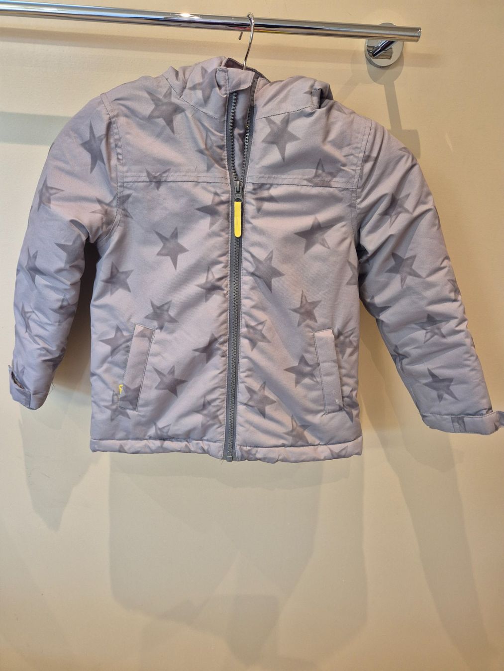 Giacche & Cappotti: Winterjacke grau mit Sternen, Gr. 116 – Usato da Dietikon venduto da grafad