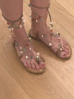 Sandalen mit Steinen und Muscheln