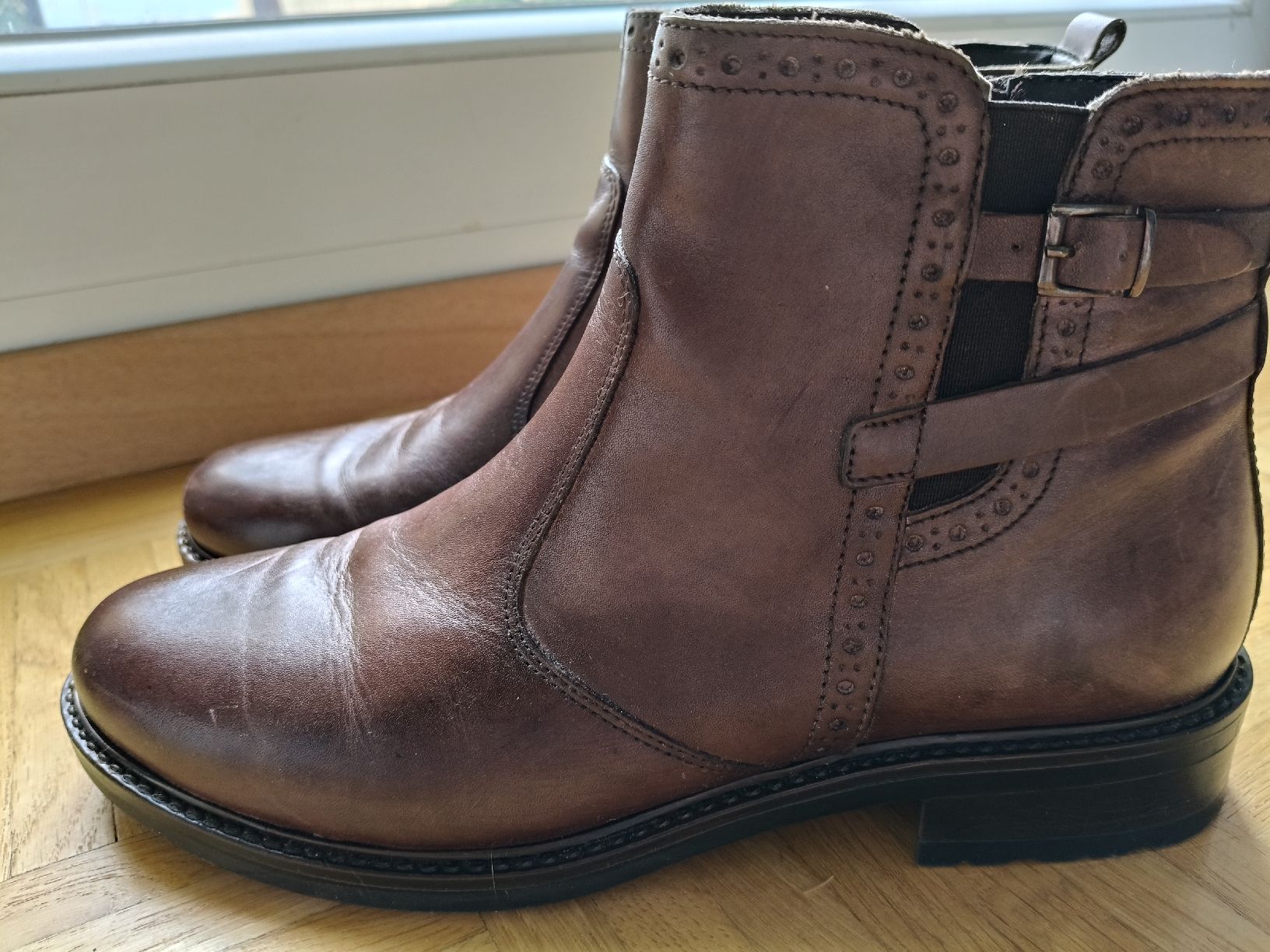 Scarpe da donna: Bottines marron, parfaites pour l'hiver. – Usato da Petit-Lancy venduto da Elissouche