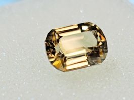 Csarite,Diaspore Farbwechsel mit Zertifikat