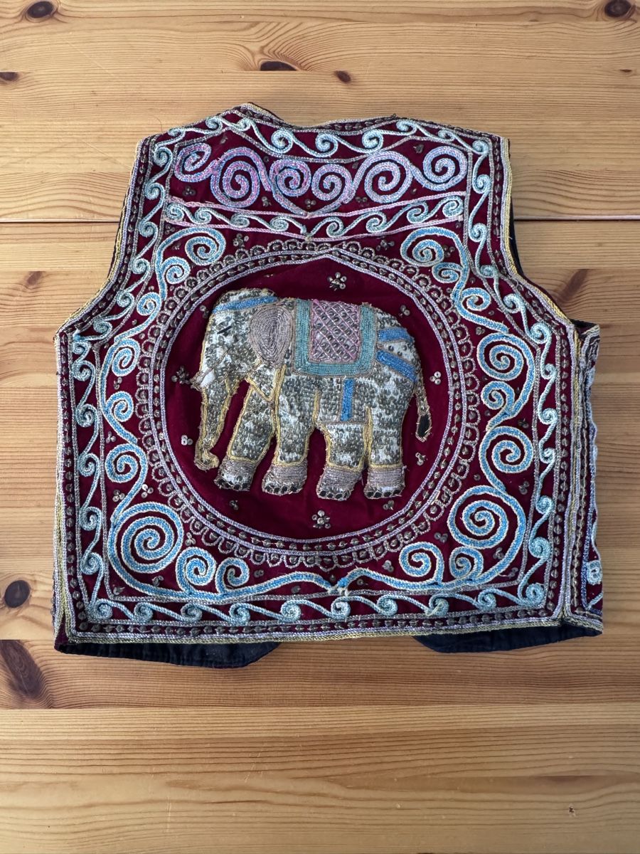 Gilet & Giacche: Gilet brodé éléphant bordeaux taille unique – Usato da Vésenaz venduto da Angela.C3 2
