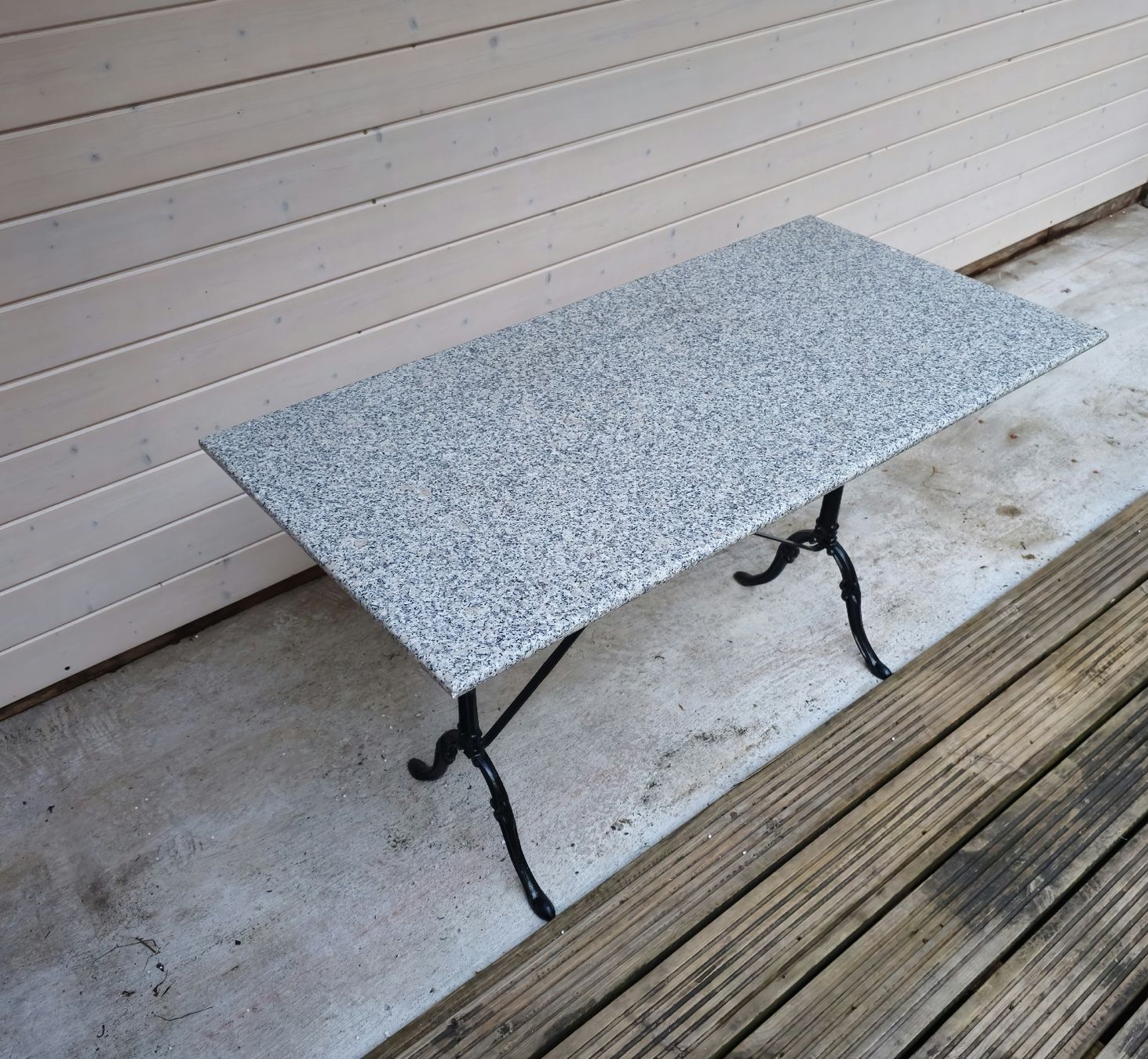 Tavoli: Granittisch mit Gusseisenfuss – Usato da Etzgen venduto da VierRingeA6 5