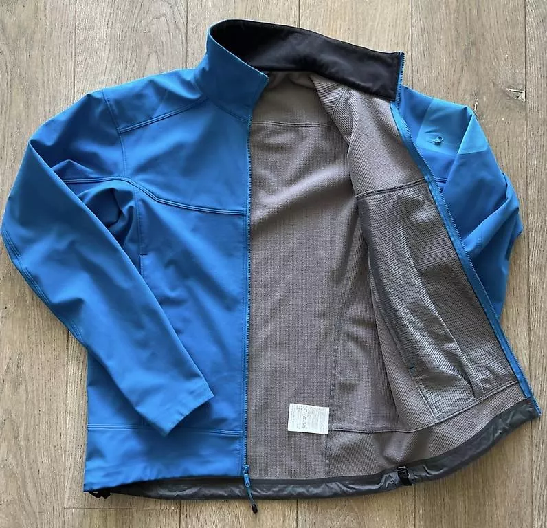Vestes: Arcteryx Softshell S  – D'occasion à Alpnach Dorf par rerifeme 1