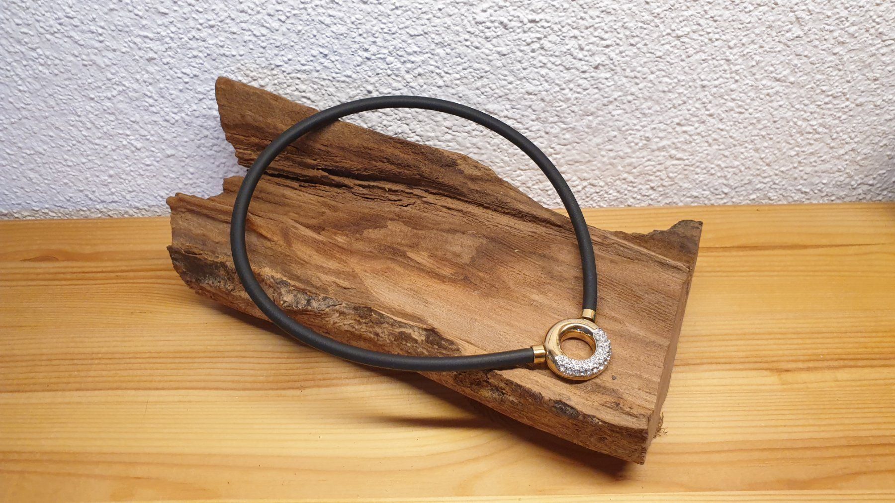 Ketten: schwarzes Collier mit Zirkonien – Gebraucht aus Embrach von mug159