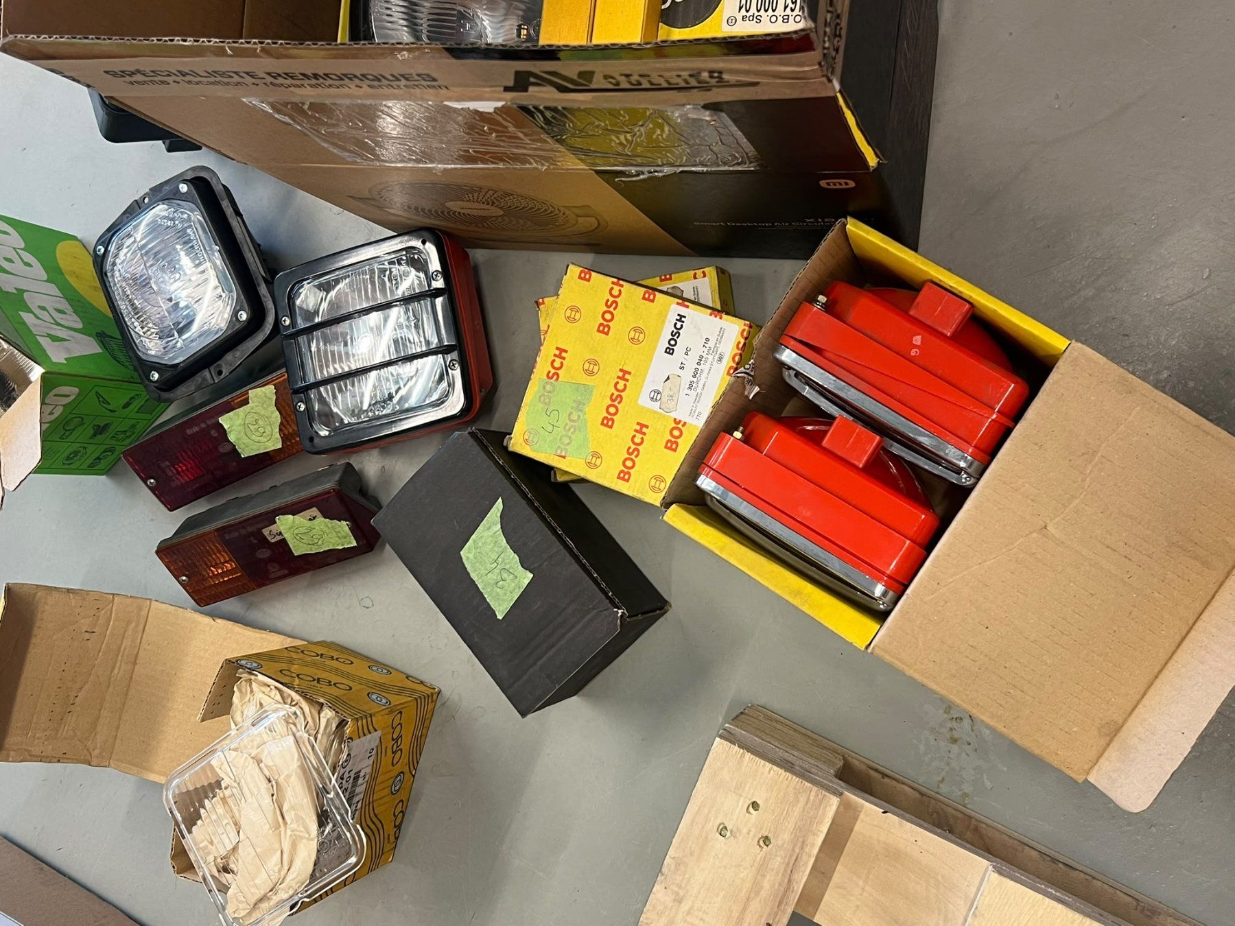 Hella Fari: Lot de phares et verres – Nuovo (secondo la descrizione) da Chavannes-de-Bogis venduto da info_atelier 2