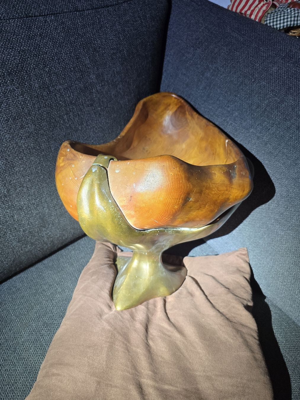 Sculture & Statue: Holzschale auf Messingfuss Design von 1990 – Usato da Worben venduto da Savage-Viking