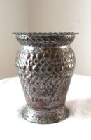 Alte Vase mit kupferner Patina