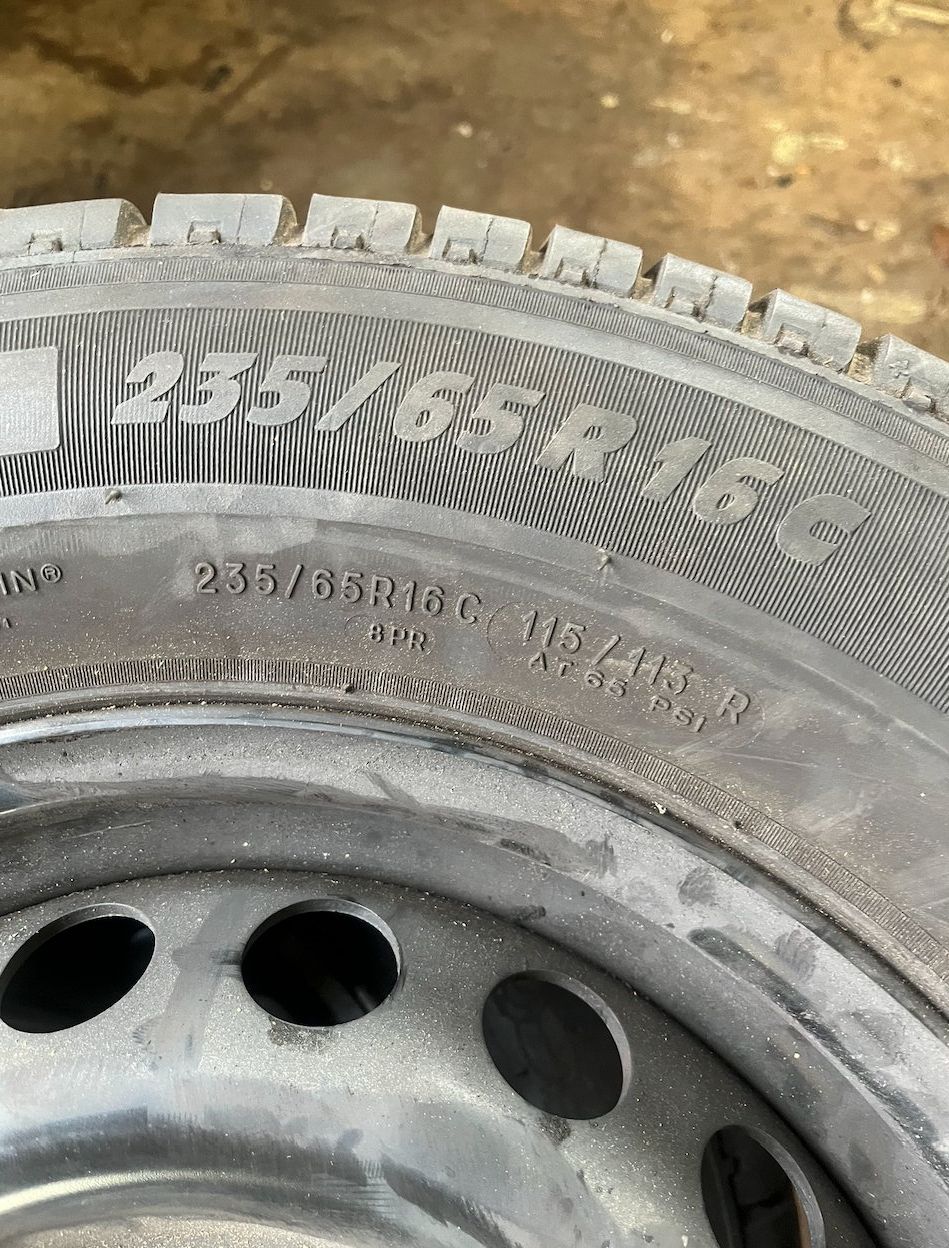 Ford Pneus & Roues: 4 Roue Ford Transit  235/65 R16C – D'occasion à Romont FR par Thoma_bdn 1