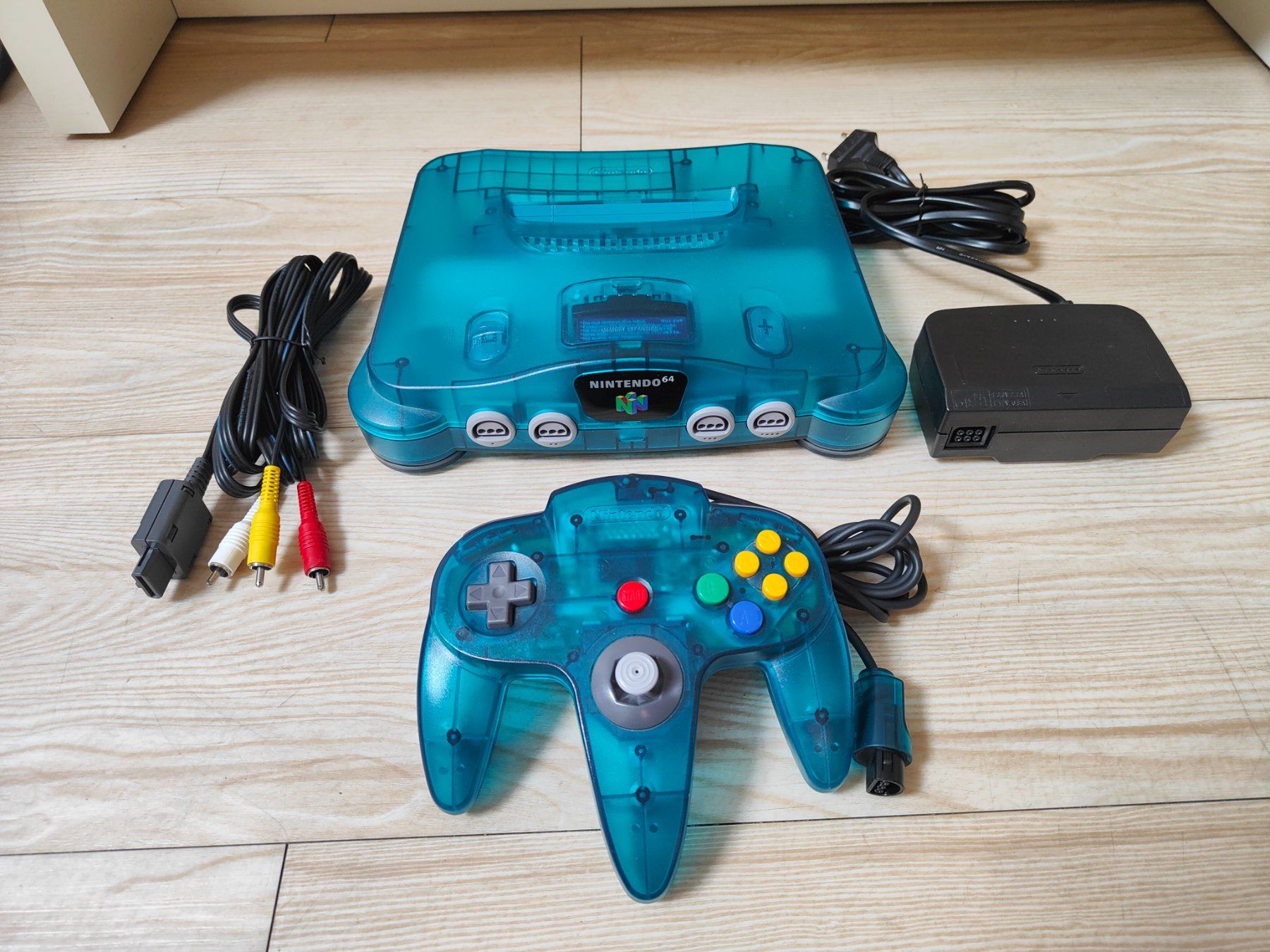 Nintendo Console: Console Nintendo 64 "Édition Ice Bleu" Turquoise en Boîte – Usato da Châtelaine venduto da Chompis 4