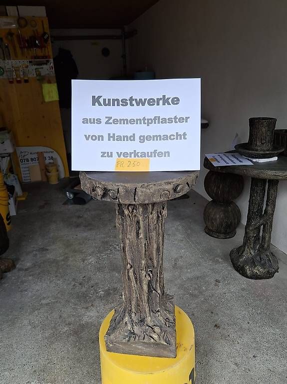 Tavoli: Kleiner Tisch aus Zementpflaster – Usato da Lausen venduto da SwingSwangSwung