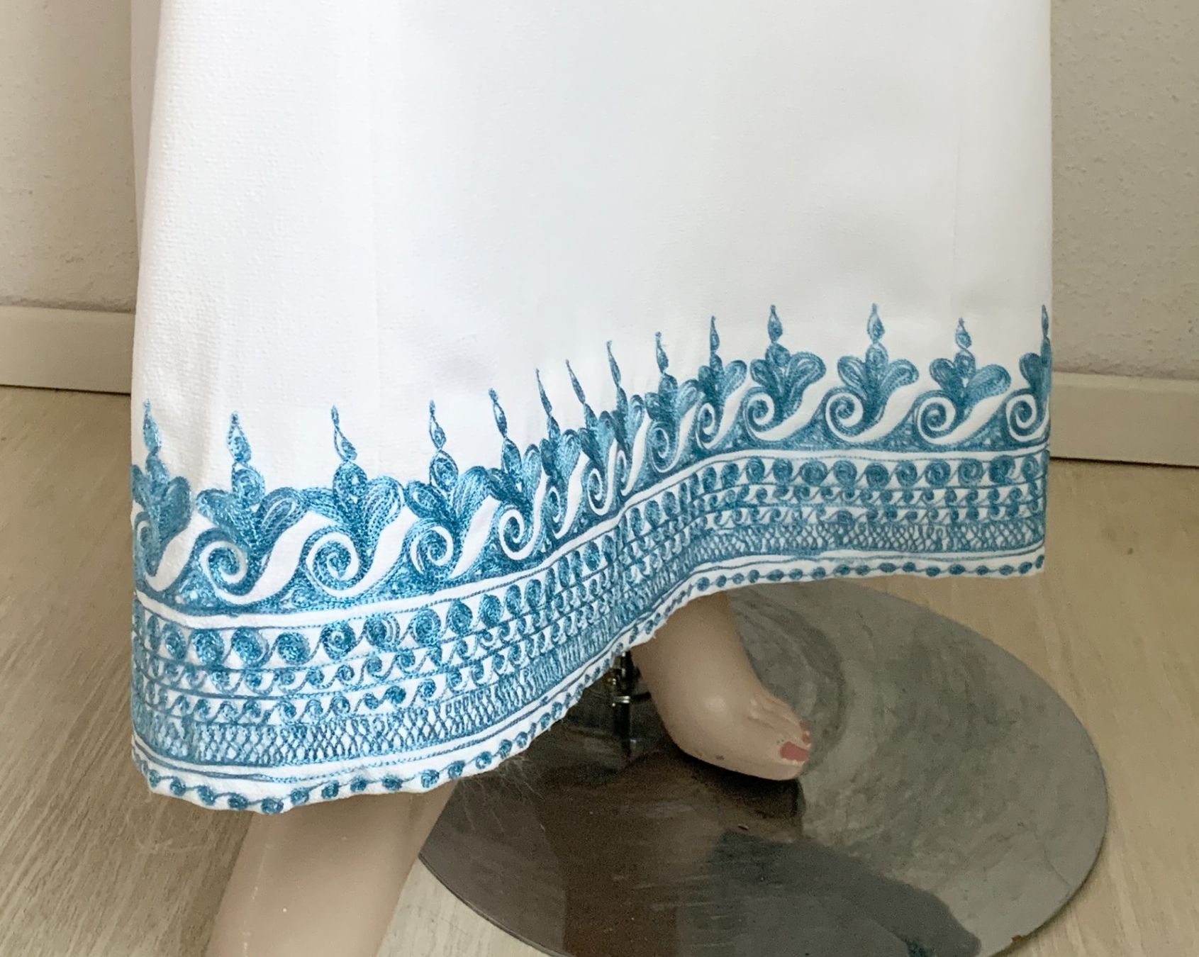 Vestiti: Weisses Sommerkleid mit blauer Bordüre – Usato da Kloten venduto da Nephty 3