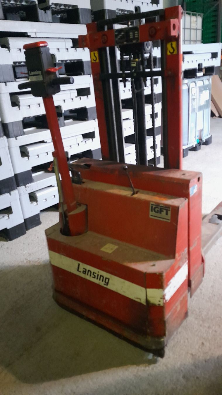 Ameise Carrelli elevatori e a forche: Ammeisen Stapler – Usato da Römerswil LU venduto da Munzli44 1