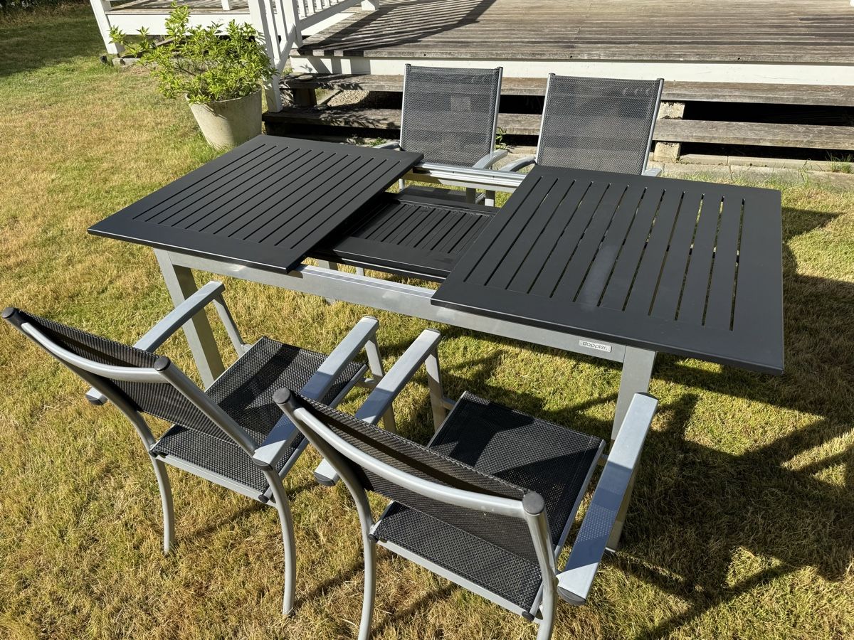 Set di tavolo e panche: Ensemble table et chaises d'extérieur moderne - Idéal été – Usato da Genève venduto da chr_77nw 2