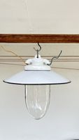 Stalllampe mit Emailleschirm und Glas