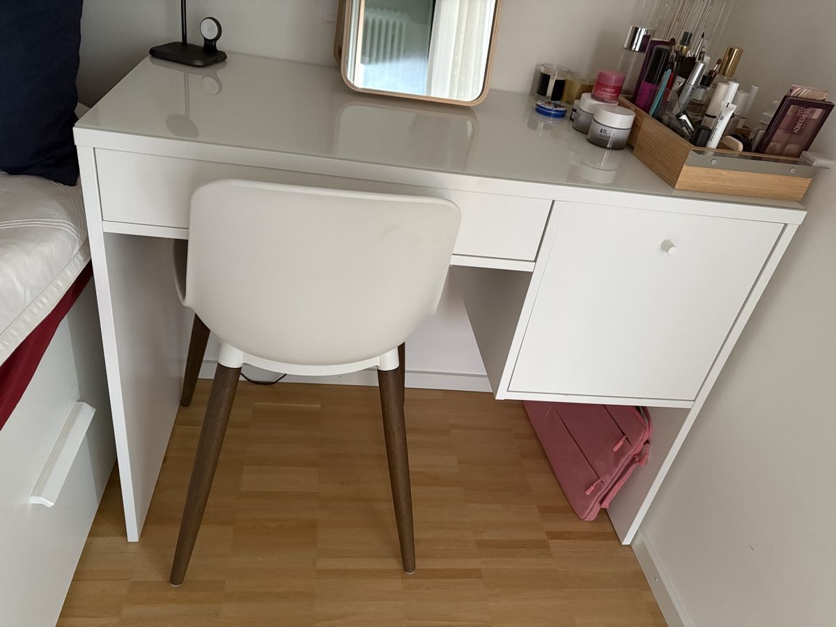 Bureaux: Ikea desk/make up table – Neuf (Voir description) à Binningen par G_Sam87