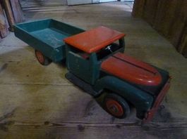Grosser Lastwagen mit Kipper aus Holz, grand camion en bois