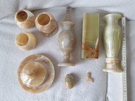 Set aus Onyx, Vasen, Gefäss und Schale mit Deckel, Ei usw.