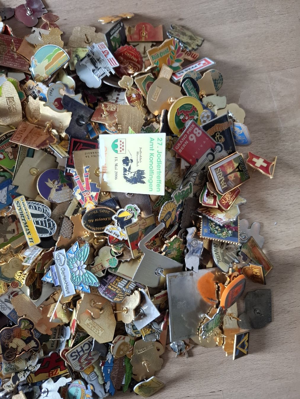 Giocattoli: Grosse Sammlung Pins, Anstecknadeln – Usato da Bleiken b. Oberdiessbach venduto da Trinneli 1