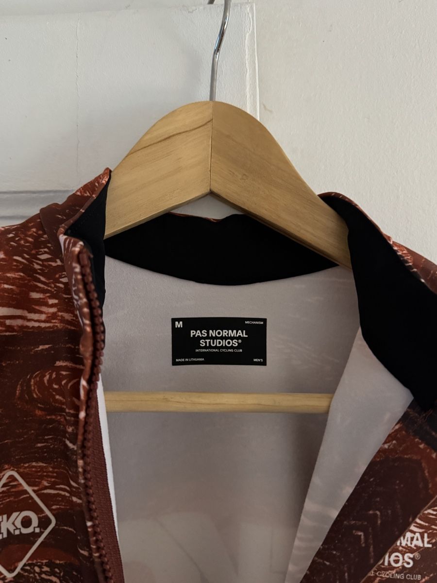 Pas Normal Studios Canottiere & Pantaloni: Pas Normal Studios - T.K.O Woven Long Sleeve Jersey – Nuovo (secondo la descrizione) da Diesse venduto da second_life 1