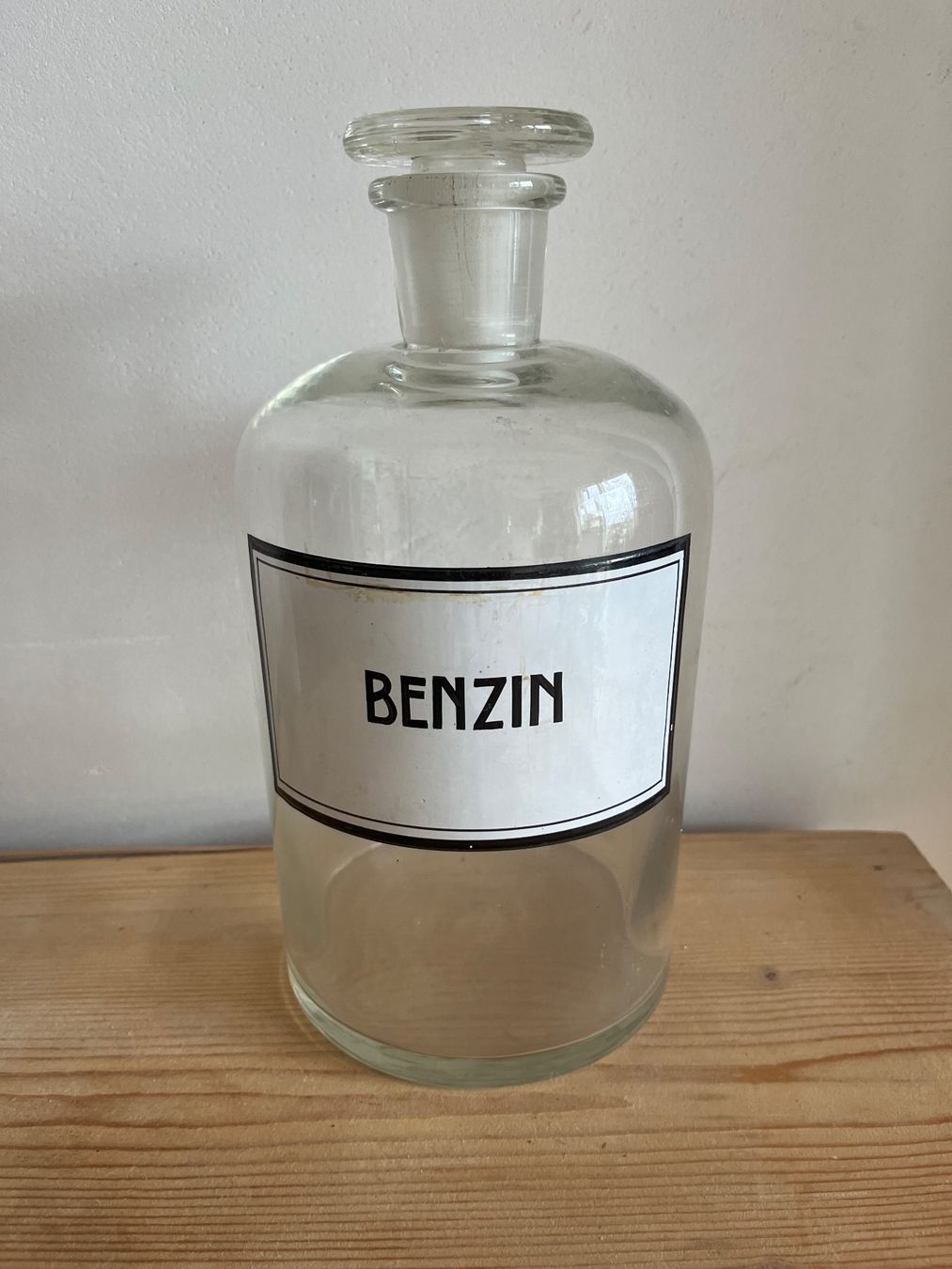 Accessori da laboratorio: Alte Apothekerflasche "Benzin" mit emaillierter Etikette – Usato da Steffisburg venduto da Reitschel5