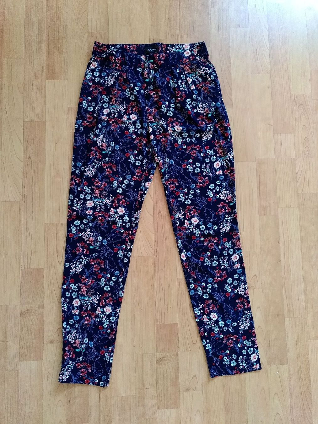 Kookai Pantaloni: Pantalon Kookaï d'été fleuri – Nuovo (secondo la descrizione) da Echallens venduto da Raphia87