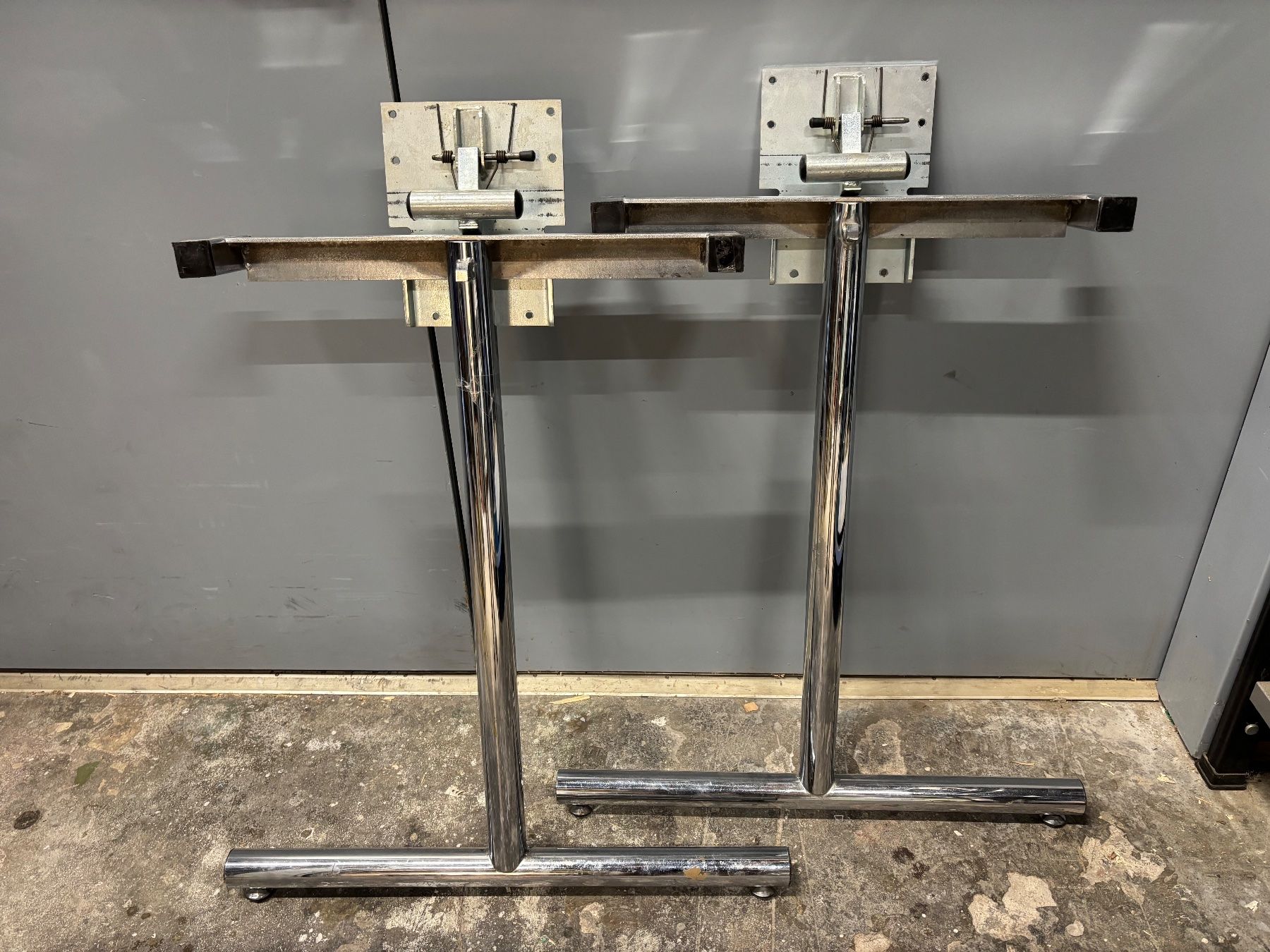 Altri mobili: Solide Klappfüsse, Tischbeine, Klappbar – Usato da Winterthur venduto da ReUse_Baumarkt