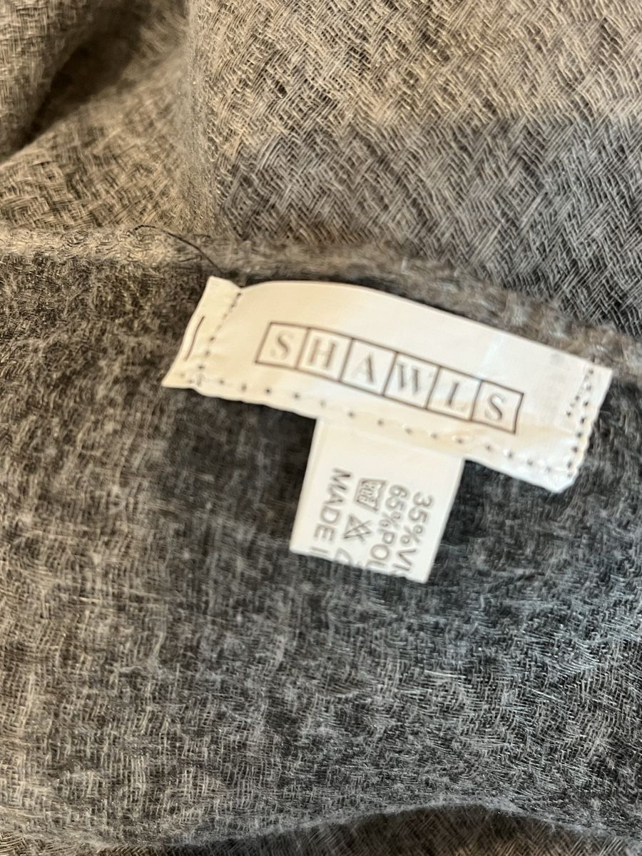 Foulard & Sciarpe: Écharpe grise avec franges mélange viscose polyester – Usato da St. Prex venduto da Nikolletta 5