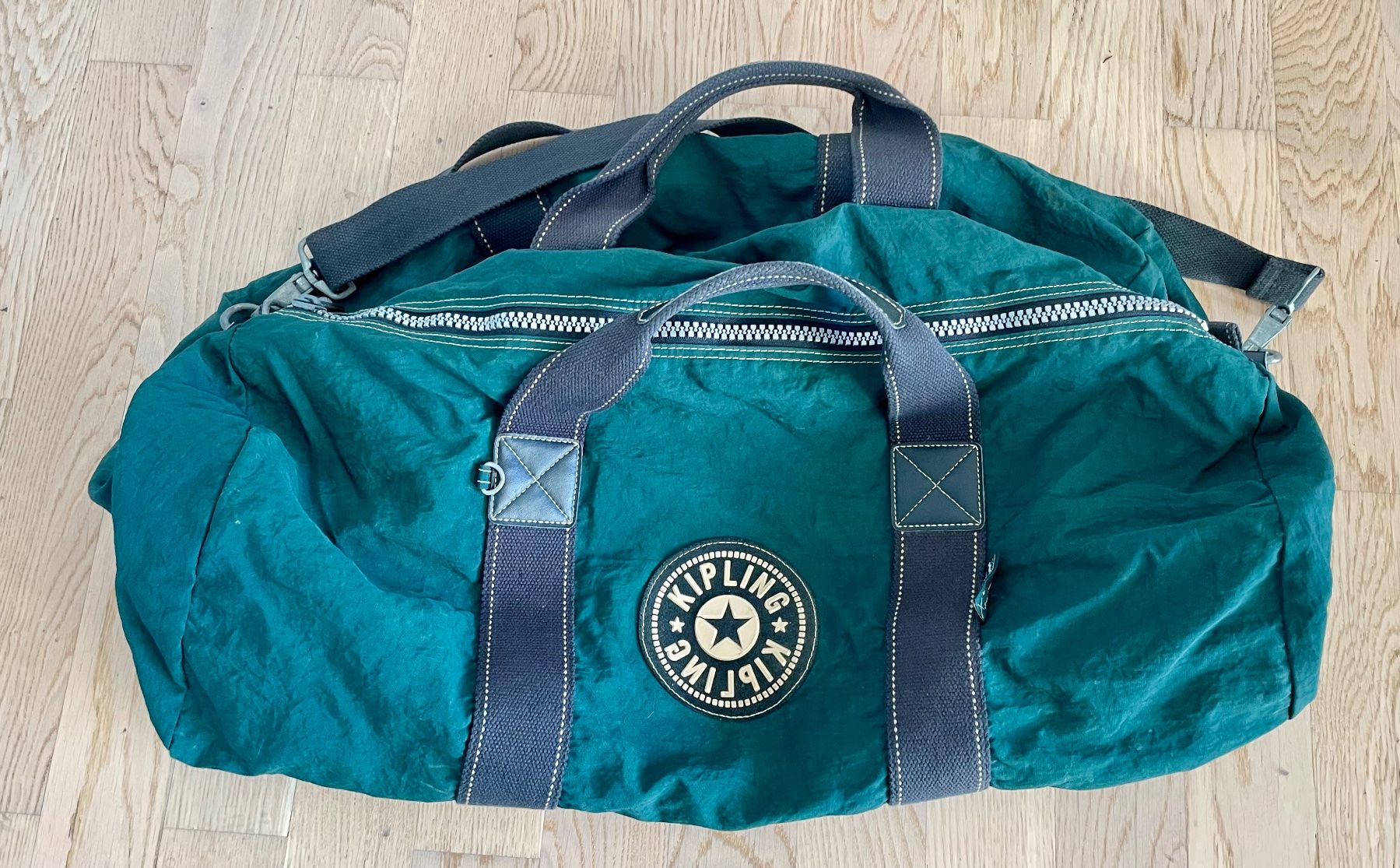Kipling Borse: KIPLING EXTRA LARGE GREEN NYLON DUFFEL BAG (Seesack) – Usato da Zürich venduto da
