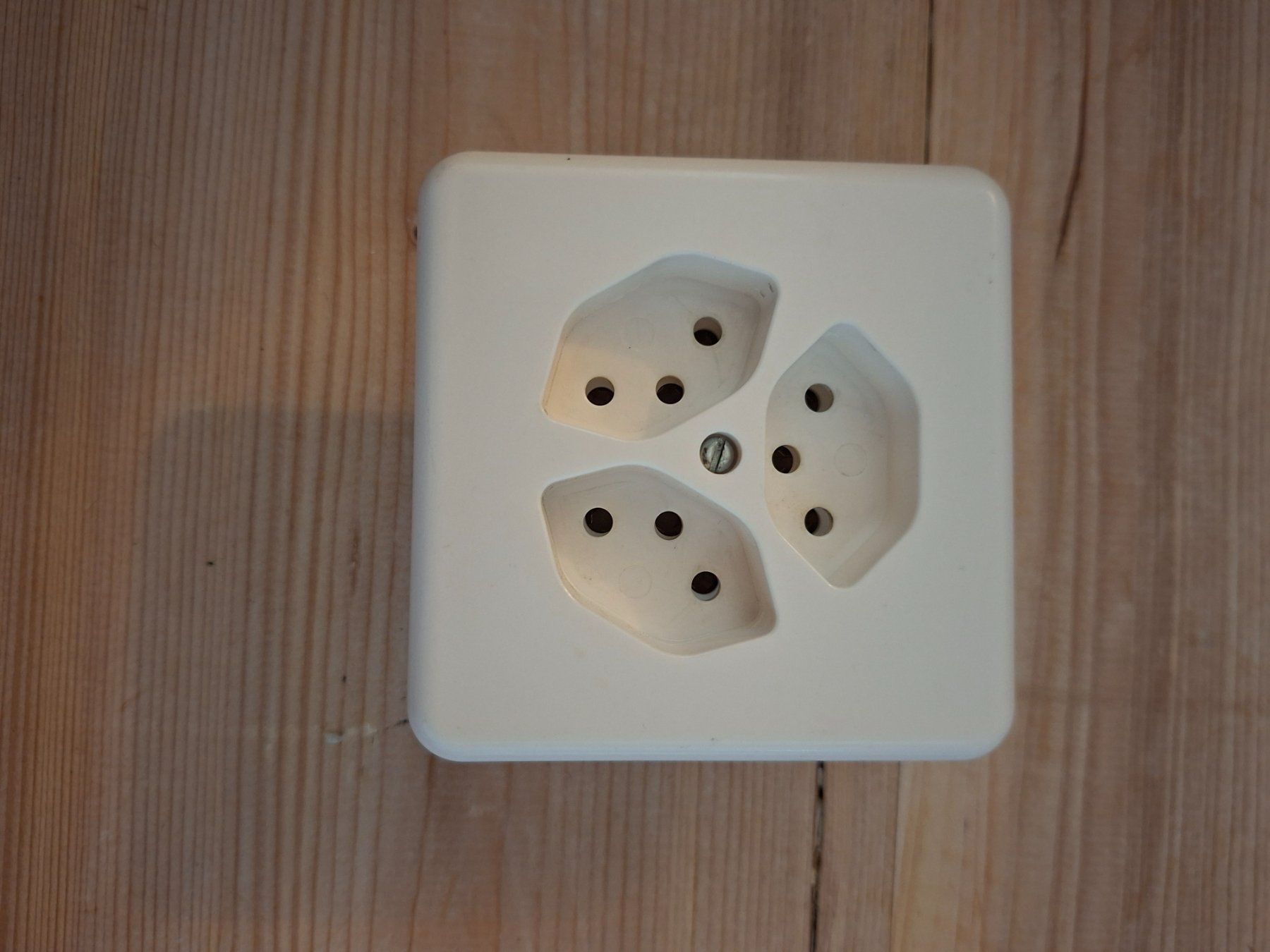 Fiches d'alim.: UP Steckdose 3xT13 – D'occasion à Emmenmatt par BitHeater