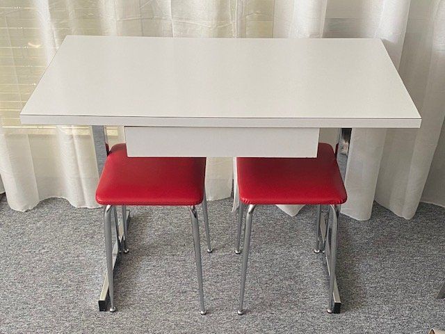 Set de table et chaises: Küchentisch mit 2 Hocker – D'occasion à Pfaffhausen par stepober