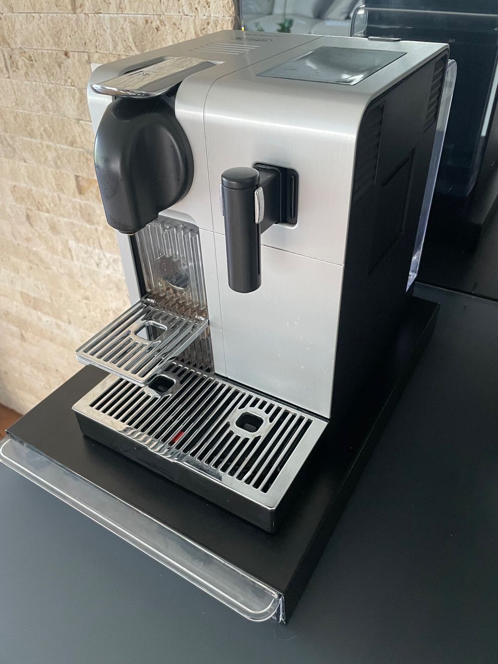 De'Longhi Macchine per caffè & Macchine per espresso: Nespresso DeLonghi Lattissima Pro - mit Milchbehälter – Usato da Trimmis venduto da Heidi4you 1
