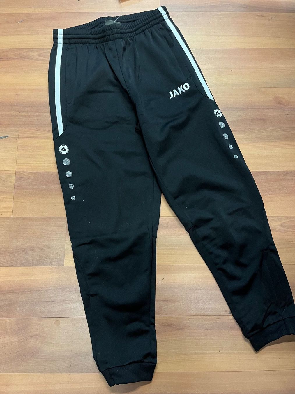 Jako-O Completi: JAKO Junioren Trainer, rot/schwarz,  Grösse128 – Nuovo e nell'imballaggio originale da Adliswil venduto da vette56 2