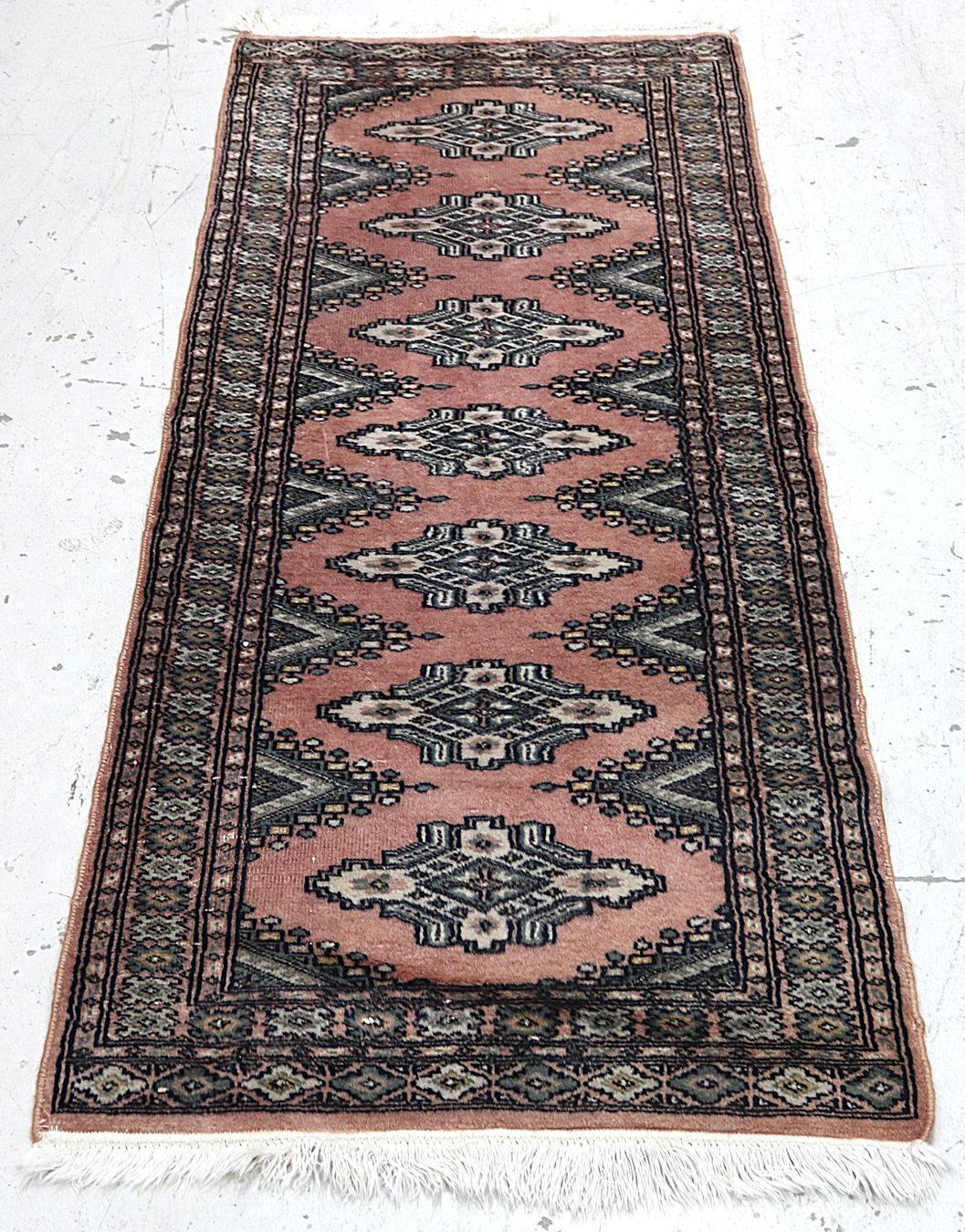 Tapis: Kleiner Läufer dunkelrosa gemustert – D'occasion à Volketswil par brockipfannenstil