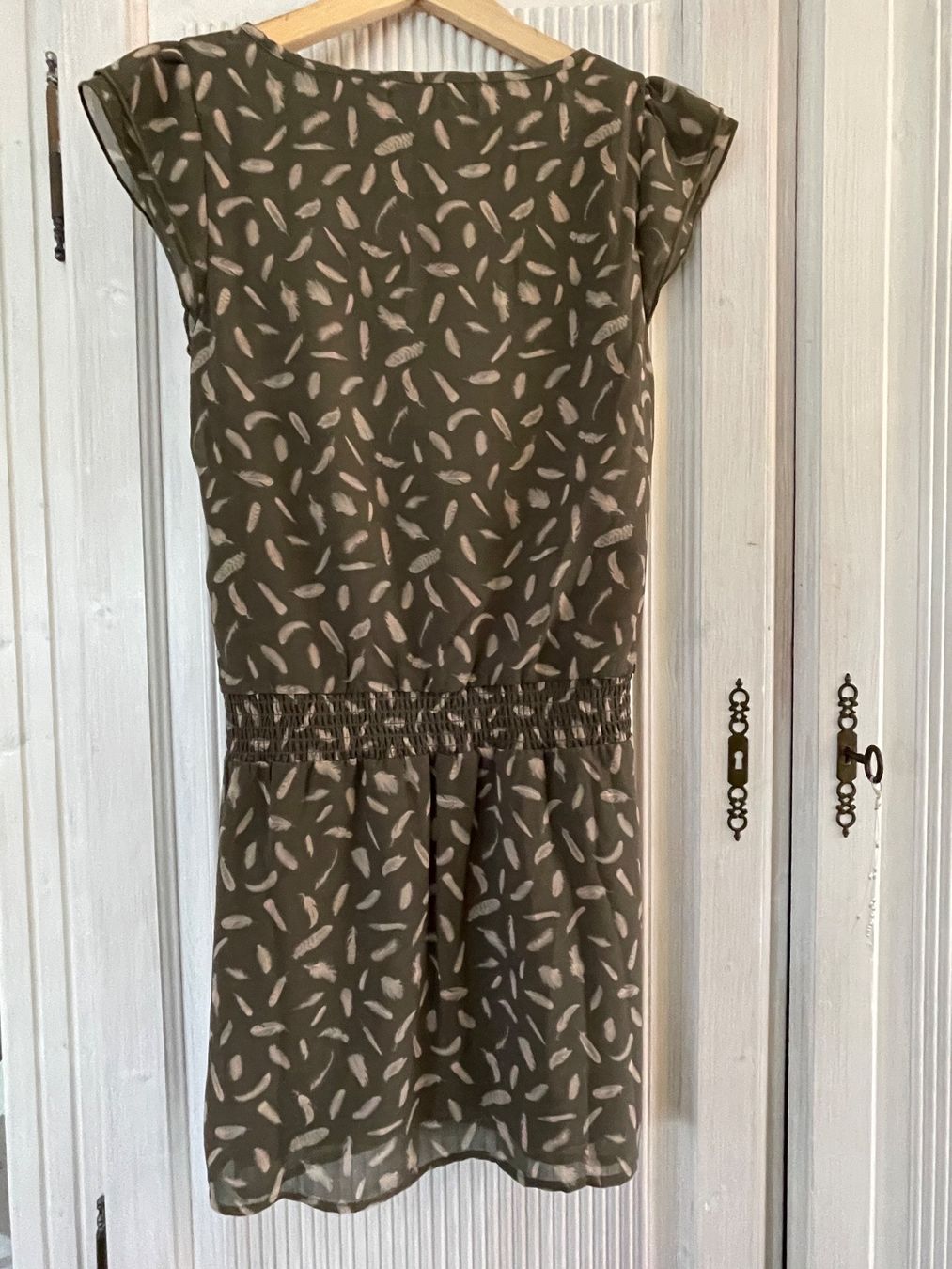 La Redoute Kleider: Kleid mit Federn Kaki Gr. 36 – Gebraucht aus Goldswil von _Dudy_ 1