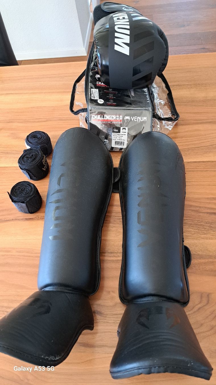 Schutz & Schoner: Kickbox-Ausrüstung Boxhandschuhe, Beinschoner Set Gr L – Gebraucht aus Röthenbach Hbsee von Persy40