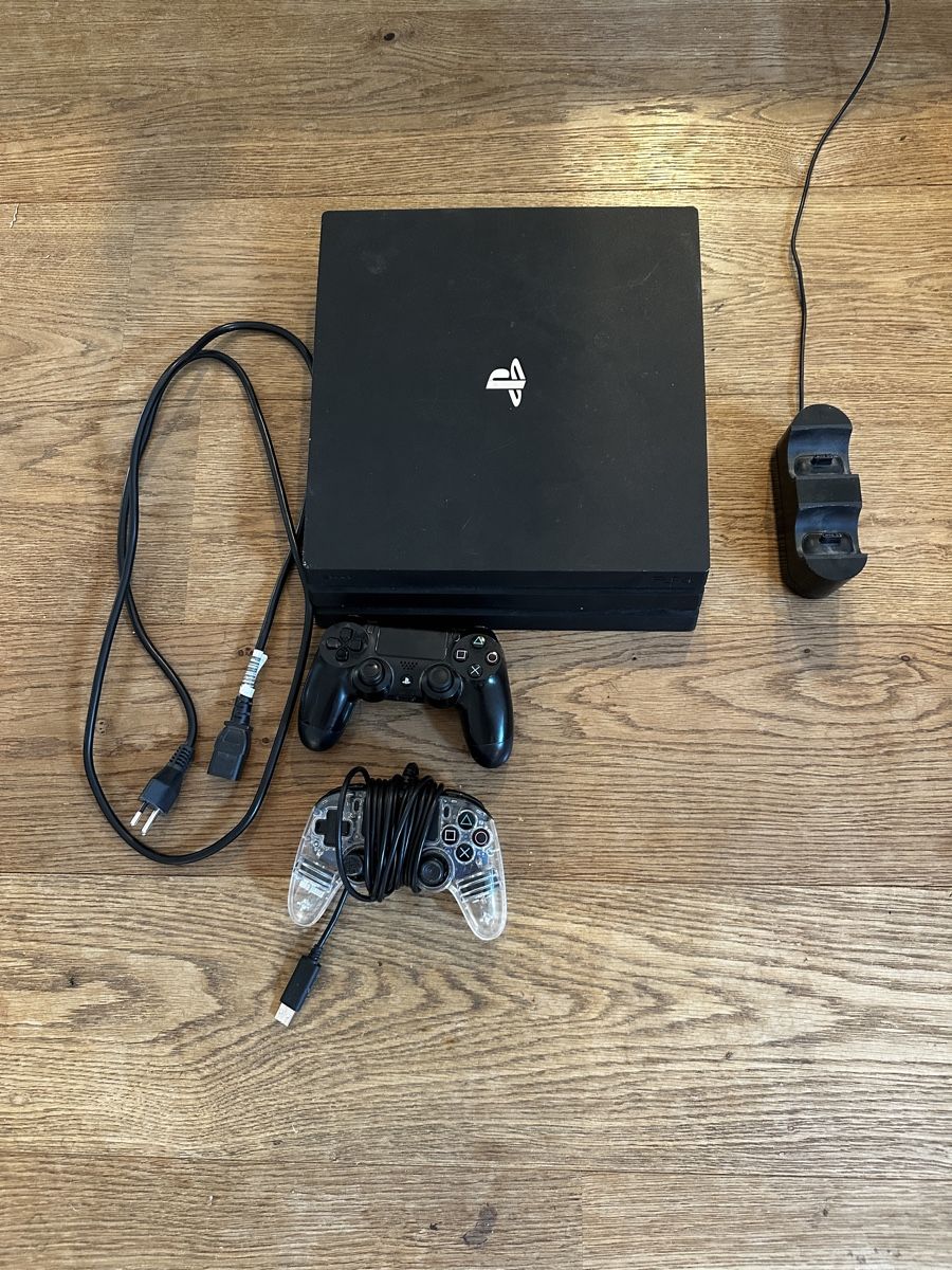 Sony Consoles: PlayStation 4 PRO 1000gb mit Ladestation & 2 Controller – D'occasion à Kirchdorf BE par amo_qqd2