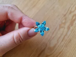 Silberfarbiger Ring blaue Blume Strass