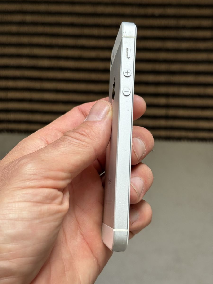 Apple Telefoni cellulari / Smartphones: iPhone SE, 16 GB, silver (MLLP2FD/A) – Usato da Lausanne venduto da huggylesbonstuyaux01 3