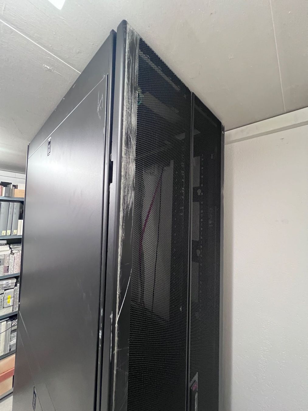 Apc Racks & Cavalletti: Serverschrank APC 48HE schwarz – Usato da Zürich venduto da wme_n5yf 5